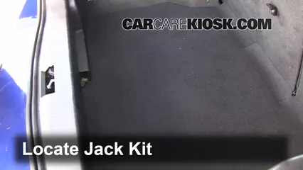 2008 Saturn Astra XR 1.8L 4 Cyl. (4 Door) Levantar auto Usar el gato para levantar el auto